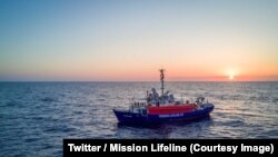 Le navire humanitaire Lifeline avec 233 migrants à bord au large de l’Ile de Malte, 26 juin 2018. (Twitter/Mission Lifeline) 