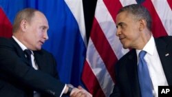 Presiden AS Barack Obama (kanan) berjabat tangan dengan Presiden Vladimir Putin saat bertemu dalam pertemuan G20 di Mexico tahun lalu (Foto: dok). Amerika dan Rusia bertekad untuk bekerjasama lebih erat dalam bidang kontra-terorisme setelah aksi bom di Boston.