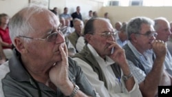 Zimbabwean farmers attend a meeting of white commercial farmers in the capital Harare, 2010 (file photo).