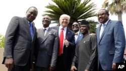 Le président américain Donald Trump pose avec des dirigeants africains, de gauche, le président kenyan Uhuru Kenyatta, le président de l'Union africaine Alpha Condé, le président de la Banque africaine de développement Akinwumi Adesina, le vice-président nigérian Yemi Osinbajo et le premier ministre éthiopien Haile Mariam Desalegn, dans la ville sicilienne de Taormina, Italie, 27 mai 2017. 