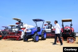 Presiden Jokowi meninjau alat dan mesin pertanian (Alsintan) dan menyerahkan secara simbolis Taksi Alsintan kepada perwakilan kelompok tani, Kabupaten Gresik, 22 Agustus 2022. (Foto: Muchlis Jr - Biro Pers Sekretariat Presiden)