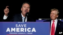 Kandidat za republikanskog guvernera Wisconsina Tim Michels, govori dok ga bivši predsjednik SAD Donald Trump posmatra tokom mitinga u Wisconsinu, 5. augusta 2022.