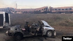 24일 우크라이나 동부 차플리네 기차역 폭격 직후 열차와 차량들이 파괴돼 있다. (우크라이나 외무장관 공식 트위터)