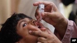 Seorang petugas kesehatan memberikan vaksin polio kepada seorang anak di Karachi, Pakistan, pada 23 Mei 2022. (Foto: AP/Fareed Khan)