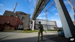 یک سرباز روسی در مقابل نیروگاه هسته‌ای زاپوریژیا در محدوده تحت اشغال روسیه در جنوب شرق اوکراین- آرشیو