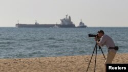 9일 한국행 곡물 수출선 '오션 라이언'호가 우크라이나 흑해 연안 초르노모르스크 항구에서 출항하는 장면을 취재기자가 촬영하고 있다. 