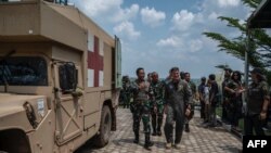 Panglima Komando Indo-Pasifik AS Laksamana John Aquilino (kanan) berjalan bersama Panglima TNI Jenderal Andika Perkasa saat latihan militer gabungan Super Garuda Shield 2022 di Baturaja, Sumatera Selatan pada 12 Agustus 2022. (Foto oleh Juni Kriswanto/AFP )