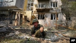 ទាហាន​អ៊ុយក្រែន​ម្នាក់​ប្រមូល​បំណែក​ក្នុង​រណ្ដៅ​មួយ​ដើម្បី​កំណត់​ពី​ប្រភេទ​គ្រាប់​រំសេវ ក្រោយ​ពី​រុស្ស៊ី​បាន​វាយប្រហារ​និង​ធ្វើ​ឱ្យ​ខូចខាត​អគារ​មួយ​ចំនួន​នៅ​ទី​ក្រុង Kharkiv កាល​ពី​ថ្ងៃ​ទី​៣០ ខែ​សីហា ឆ្នាំ​២០២២។