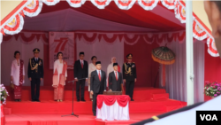 Duta Besar RI untuk AS Rosan Roeslani bertindak sebagai Inspektur Upacara pada upacara 17 Agustus 2022 (foto: VOA)