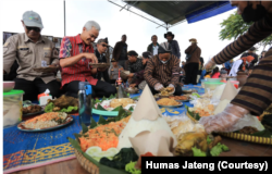 Masyarakat Giripurno, Kabupaten Temanggung, menggelar Wiwitan Tembakau yang menandai masa panen raya bersama Ganjar Pranowo, Selasa (9/8). (Foto: Humas Jateng)