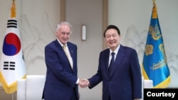 에드워드 마키 미국 상원 외교위 동아태소위원장(왼쪽)이 지난 12일 서울에서 윤석열 한국 대통령과 만났다.