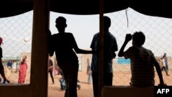  Des enfants regardent un match de volley-ball dans le camp MBerra à Bassikounou, le 8 juin 2022.