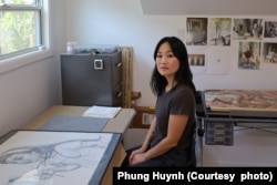 អ្នកស្រី Phung Huynh សិល្បៈករ​ផ្នែក​គំនូរ និង​សាស្ត្រាចារ្យ​ផ្នែក​សិល្បៈ​នៅ​មហា​វិទ្យាល័យ Los Angeles Valley នៅក្នុងស្ទូឌីយោរបស់អ្នកស្រី។ (រូបថតផ្តល់ឲ្យដោយ Phung Huynh)