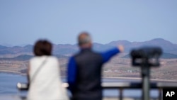 한국 파주 통일전망대 방문객들이 북한 지역을 바라보고 있다.