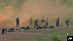 Tentara AS dan Indonesia dalam latihan militer bersama "Super Garuda Shield 2022" di Baturaja, Sumatera Selatan, Jumat, 12 Agustus 2022. (AP/Dita Alangkara)