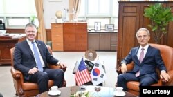 방한 중인 대니얼 크리튼브링크(왼쪽) 미 국무부 동아시아태평양 담당 차관보가 26일 서울 외교부 청사에서 여승배 한국 외교부 차관보와 회담하고 있다. (한국 외교부 제공)
