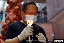 资料照：香港前支连会副主席何俊仁2021年5月参与一场纪念六四事件的活动。