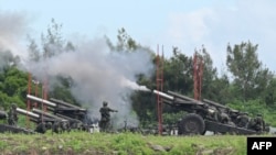 Pasukan militer Taiwan mengoperasikan Howitzer 115 mm dalam latihan militer di wilayah Pingtung, di selatan Taiwan, pada 9 Agustus 2022. (Foto: AFP/Sam Yeh)