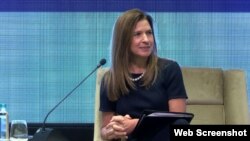 Ве охрабруваме да продолжите со овие реформи дури и кога тие предизвикуваат одредени политички поделби, порача американската амбасадорка во Скопје на денешното потпишување на амандман на Договорот за грант за партнерство за развој меѓу двете држави