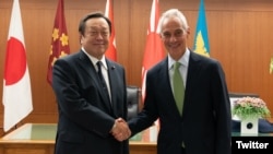 람 이매뉴얼 주일미국대사(오른쪽)가 17일 하마다 야스카즈 신임 일본 방위상과 만났다며 사진을 공개했다. 사진: USAmbJapan / Twitter. 