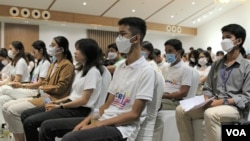 យុវជនកំពុងចូលរួមក្នុងវេទិកាយុវជនថ្នាក់ជាតិដើម្បីអបអរទិវាយុវជនអន្តរជាតិ ឆ្នាំ២០២២ នៅថ្ងៃទី១០ ខែសីហា ឆ្នាំ២០២២។ (កាន់ វិច្ឆិកា/វីអូអេ)