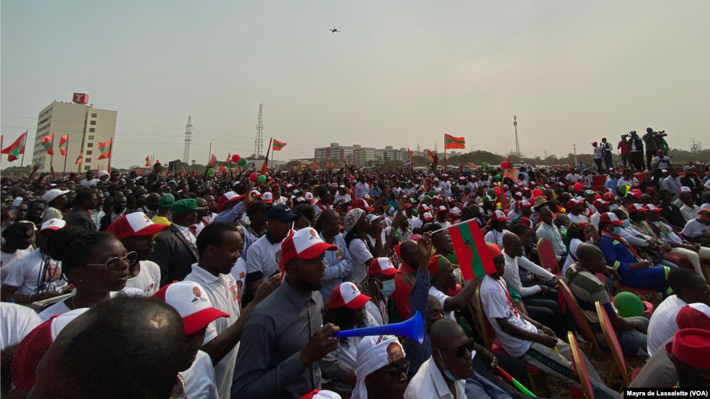 No comício final da UNITA, os seus apoiantes dançam e cantam, enquanto aguardam o discurso do seu líder Adalberto Costa Júnior. Cazenga, Luanda, Angola