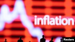 资料照 - 路透社的这张合成示意照上可以看到在预示着股市走势的红色背景上，白色的英文“inflation”（通胀）清晰可见。
