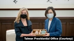 台湾总统蔡英文8月26日在总统府会见到访的美国联邦参议员布莱克本。（台湾总统府图片）