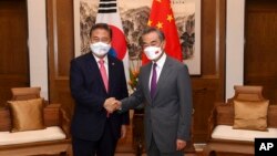 박진 한국 외교장관(왼쪽)과 왕이 중국 외교담당 국무위원 겸 외교부장 9일 중국 칭다오에서 회담했다.