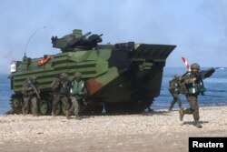 타이완군 장병들이 해안에서 강습상륙장갑차를 동원해 훈련하고 있다. (자료사진)