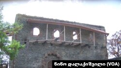 რუსული არტილერიის მიერ, 2008 წლის აგვისტოში დაბომბილი საეპისკოპისო რეზიდენცია ნიქოზში. X საუკუნის კულტურული მემკვიდრეობის ძეგლი.