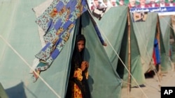 Seorang gadis pengungsi berlindung di distrik Shikarpur, Provinsi Sindh, Pakistan, 31 Agustus 2022, setelah rumahnya diterjang bencana banjir. (Foto: AP)