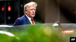 រូបឯកសារ៖ អតីត​ប្រធានាធិបតី​ Donald Trump ចាកចេញ​ពី​អគារ Trump Tower នៅ​ទី​ក្រុង New York កាល​ពី​ថ្ងៃ​ទី​១០ ​ខែ​សីហា ឆ្នាំ​២០២២។