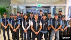 라파엘 그로시(가운데) 국제원자력기구(IAEA) 사무총장이 이끄는 우크라이나 자포리자 원자력발전소 시찰단이 출발에 맞춰 기념사진을 촬영하고 있다. (IAEA 사무총장 트위터)