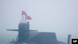 중국 인민해방군 094A형 핵추진 잠수함이 지난 2019년 4월 칭다오 인근 해안에서 훈련에 참가하고 있다. (자료사진) 