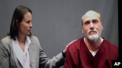 Potongan gambar dari video persidangan menunjukkan James Coddington (kanan) berbicara kepada Dewan Pengampunan dan Pembebasan Bersyarat Oklahoma dalam sidang permohonan grasi pada kasusnya di Oklahoma City, pada 3 Agustus 2022. (Foto: AP/Sue Ogrocki)