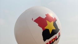 No comício final da UNITA, os seus apoiantes dançam e cantam, enquanto aguardam o discurso do seu líder Adalberto Costa Júnior. Cazenga, Luanda, Angola