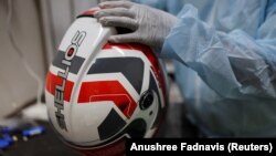 แฟ้มภาพ - พนักงานบริษัท Shellios Technolabs ผู้ผลิตหมวกกันน็อคที่เคลมว่าสามารถบรรจุฟิลเตอร์กรองอากาศและพัดลมได้ในตัว ประกอบชิ้นส่วนที่โรงงานในกรุงนิวเดลี อินเดีย 23 ส.ค. 2022 (REUTERS/Anushree Fadnavis)