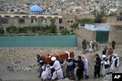 Para pelayat membawa jenazah korban penyerangan di sebuah masjid di Kabul, Afghanistan, Kamis, 18 Agustus 2022. Sedikitnya 10 orang tewas dalam ledakan di sebuah masjid saat salat pada Rabu malam, termasuk seorang ulama terkemuka. (Foto: A/Ebrahim Noroozi)