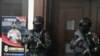 Dua personel Brimob bersenjata lengkap menjaga ruang sidang untuk Sidang Kode Etik atas tersangka Ferdi Sambo (FS). (VOA/Indra Yoga)