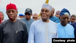 Atiku, tsakiya, Okowa, hagu, Dr, Ayu dama yayin da suka sauka a Kano a ranar Lahadi (Facebook/Atiku)