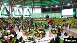 Les délégués de divers partis politiques et les responsables de la Commission électorale indépendante et des frontières (IEBC) se réunissent au centre national de comptage de l'IEBC au Bomas du Kenya, à Nairobi, le 13 août 2022.