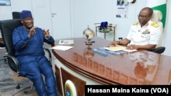 Shugaban sashen Hausa Aliyu mustapha, da babban hafsan hafsoshin mayakan ruwan Najeriya Vice Admiral Auwal Zubairu Gambo