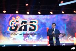 지난 7월 미국 청년 보수 단체 '터닝포인트 USA'가 주최한 '스튜던트 액션 서밋(Student Action Summit)'에서 론 드샌티스 플로리다 주지사가 연설하고 있다.