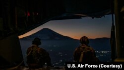 资料照：美军与日本自卫队2021年12月14日联合演习以加强美日同盟的防御能力，参加军演的士兵遥望日本富士山。（照片来自美国空军推特）