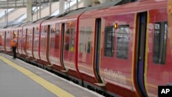 Sebuah kereta api berhenti beroperasi di Stasiun Waterloo, London yang sepi saat anggota serikat pekerja Kereta Api, Maritim dan Transportasi (RMT) kembali menggelar aksi mogok, Kamis, 18 Agustus 2022.(AP/Frank Augstein)