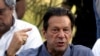Mantan Perdana Menteri Pakistan Imran Khan berbicara dalam konferensi pers di Islamabad pada 23 April 2022. (Foto: AP)