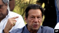 Mantan Perdana Menteri Pakistan Imran Khan berbicara dalam konferensi pers di Islamabad pada 23 April 2022. (Foto: AP)