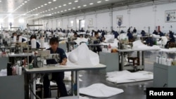 中国山东省德州景津压滤机集团的工人在生产线上工作。（2022年8月25日）