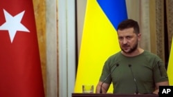 Presiden Ukraina Volodymyr Zelenskyy dalam konferensi pers di Lviv, Ukraina, Kamis, 18 Agustus 2022. (AP/Evgeniy Maloletka)
